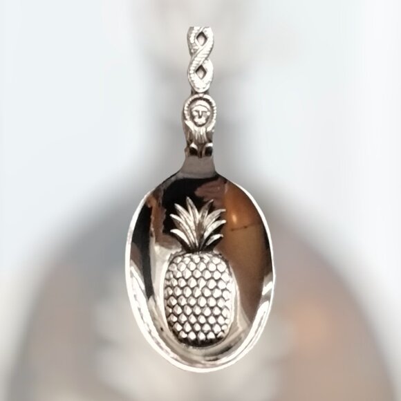 Hawaiian Souvenir Spoon With Figural King on Finial & Embossed Pineapple on Bowl - Picture 4 of 5